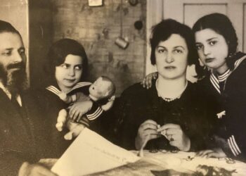 Foto Rischel Friedmann (paling kanan) dan keluarganya di rumah mereka di kota yang sekarang disebut Klaipeda, Lituania, tetapi saat itu berada di bawah kekuasaan Soviet. | KEPERCAYAAN AARON KOTLER