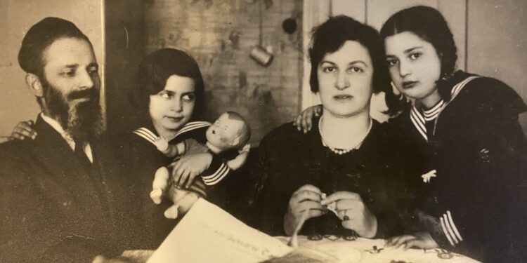Foto Rischel Friedmann (paling kanan) dan keluarganya di rumah mereka di kota yang sekarang disebut Klaipeda, Lituania, tetapi saat itu berada di bawah kekuasaan Soviet. | KEPERCAYAAN AARON KOTLER